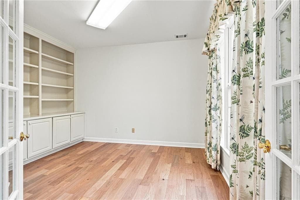 4 bedroom, 3 bathroom, 2,857 sq ft single family residence under contract at 315 Arbor Creek Trail, Roswell, GA 30076 — photo 4