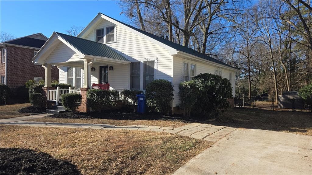 3 bedroom, 2 bathroom, 1,613 sq ft single family residence for rent at 615 Dyer Street, Gainesville, GA 30501 for $1,950 a month — photo 2