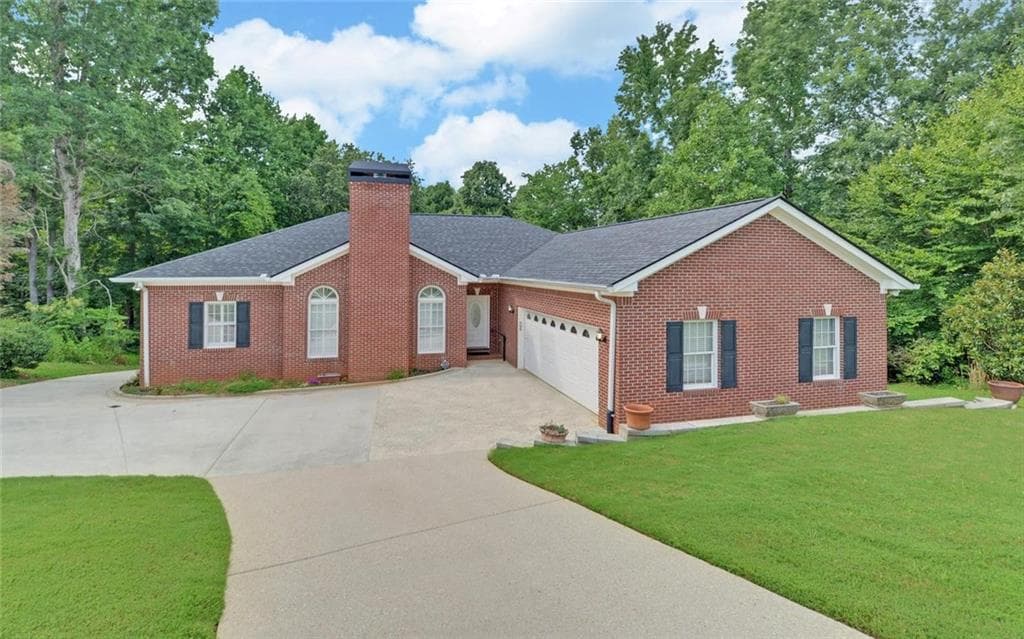 3 bedroom, 4 bathroom, 4,324 sq ft single family residence under contract at 4151 Summit Chse, Gainesville, GA 30506