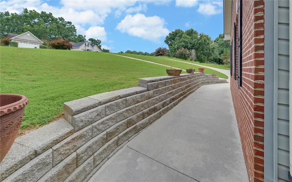 3 bedroom, 4 bathroom, 4,324 sq ft single family residence under contract at 4151 Summit Chse, Gainesville, GA 30506 — photo 3