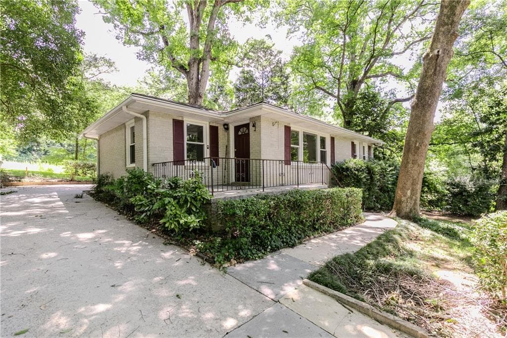 4 bedroom, 2 bathroom, 1,011 sq ft single family residence for sale at 798 Larry Lane, Decatur, GA 30033 — photo 2