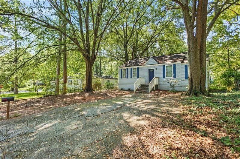 4 bedroom, 2 bathroom, 1,690 sq ft single family residence for sale at 1324 Almont Drive, Atlanta, GA 30310 — photo 2