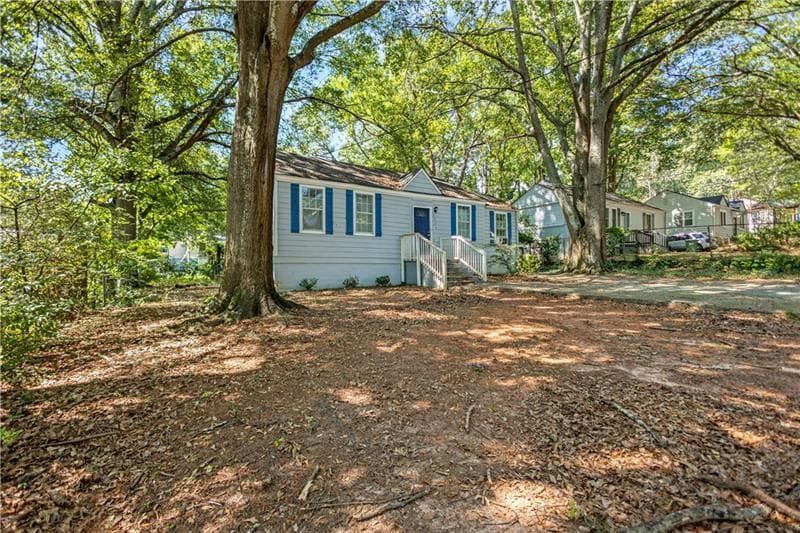 4 bedroom, 2 bathroom, 1,690 sq ft single family residence for sale at 1324 Almont Drive, Atlanta, GA 30310 — photo 3