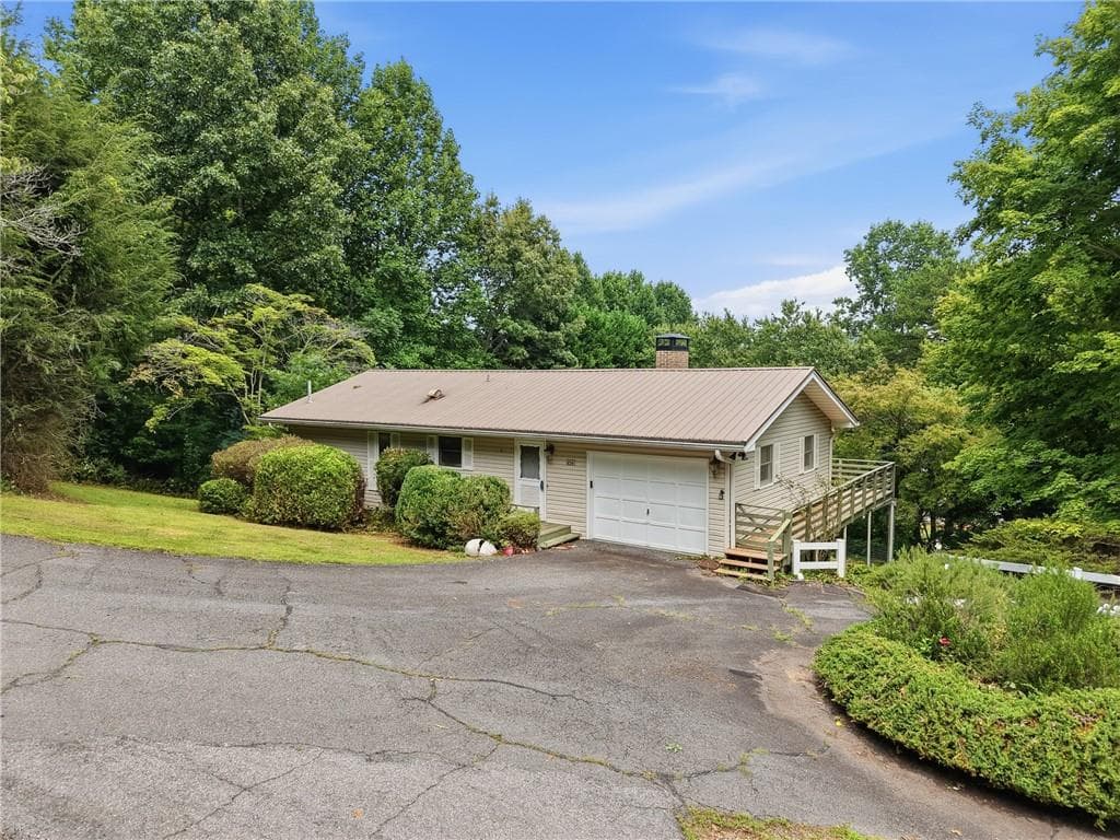 2 bedroom, 2 bathroom, 1,855 sq ft single family residence for sale at 2325 Ridgecrest Circle, Hiawassee, GA 30546 — photo 2