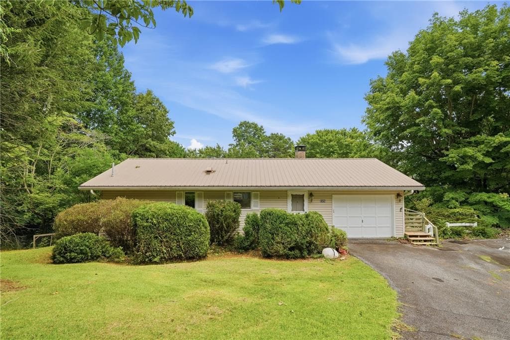 2 bedroom, 2 bathroom, 1,855 sq ft single family residence for sale at 2325 Ridgecrest Circle, Hiawassee, GA 30546