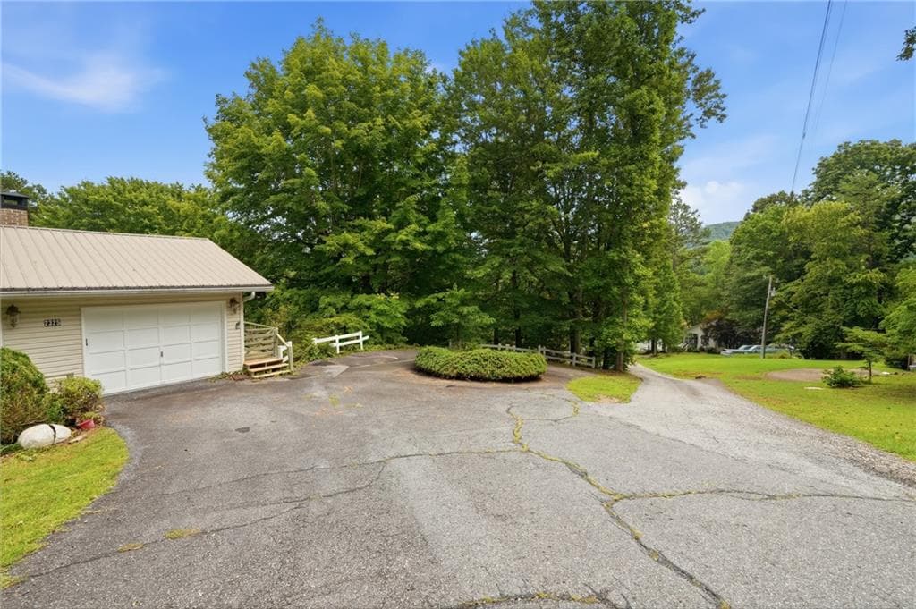 2 bedroom, 2 bathroom, 1,855 sq ft single family residence for sale at 2325 Ridgecrest Circle, Hiawassee, GA 30546 — photo 4