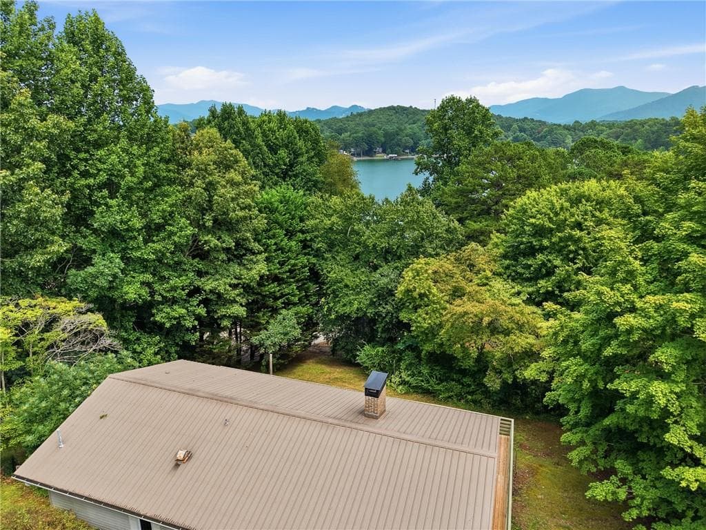2 bedroom, 2 bathroom, 1,855 sq ft single family residence for sale at 2325 Ridgecrest Circle, Hiawassee, GA 30546 — photo 5