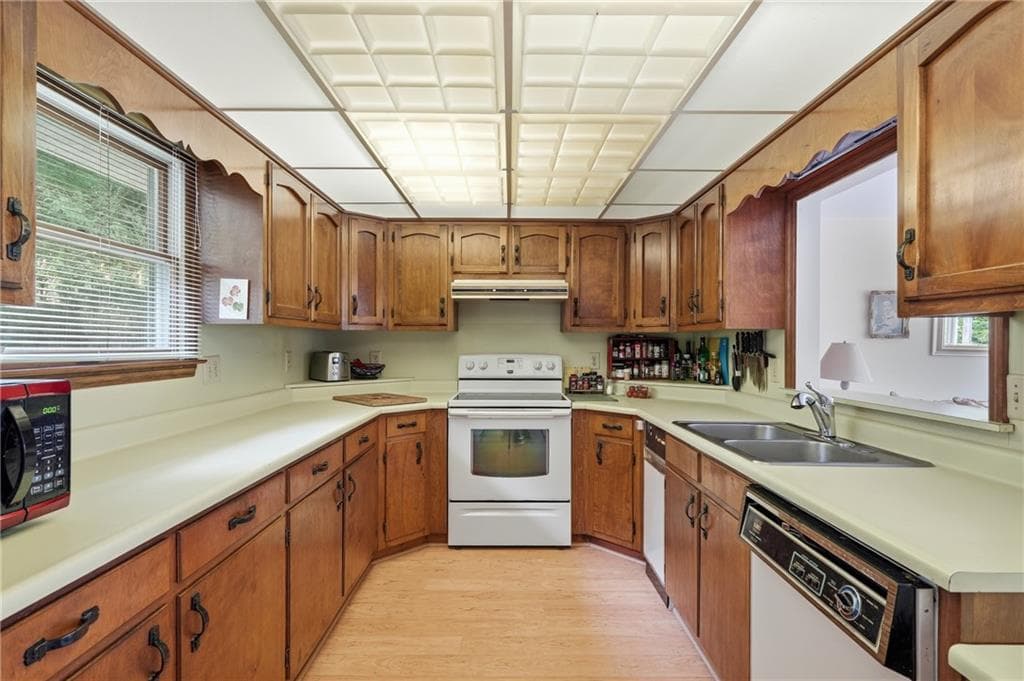 2 bedroom, 2 bathroom, 1,855 sq ft single family residence for sale at 2325 Ridgecrest Circle, Hiawassee, GA 30546 — photo 8