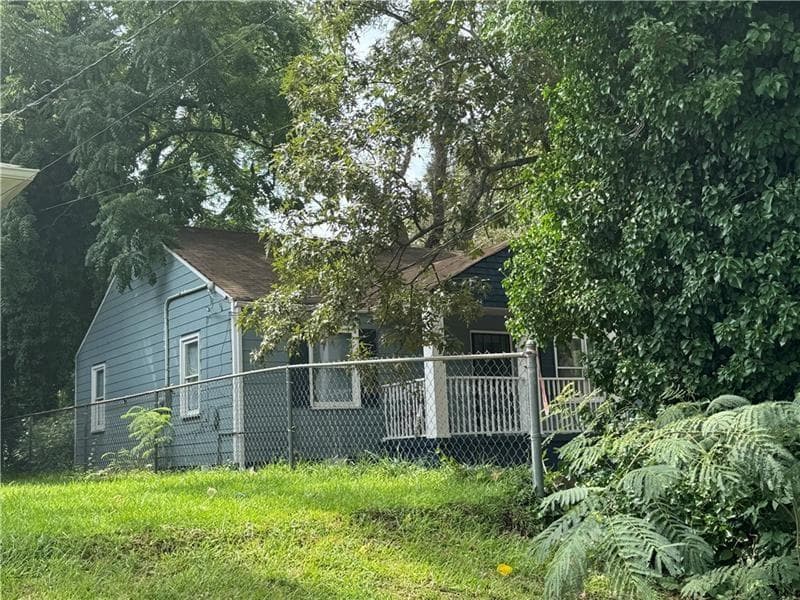 3 bedroom, 2 bathroom, 1,393 sq ft single family residence for sale at 1417 Graymont Drive, Atlanta, GA 30310 — photo 4