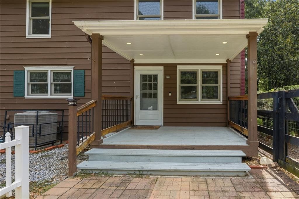 3 bedroom, 3 bathroom, 2,125 sq ft single family residence for sale at 5129 Fourth Colony Drive, Gainesville, GA 30504 — photo 7