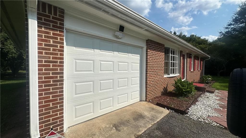 3 bedroom, 2 bathroom, 1,000 sq ft single family residence for sale at 2323 Locust Grove Road, Griffin, GA 30223 — photo 4