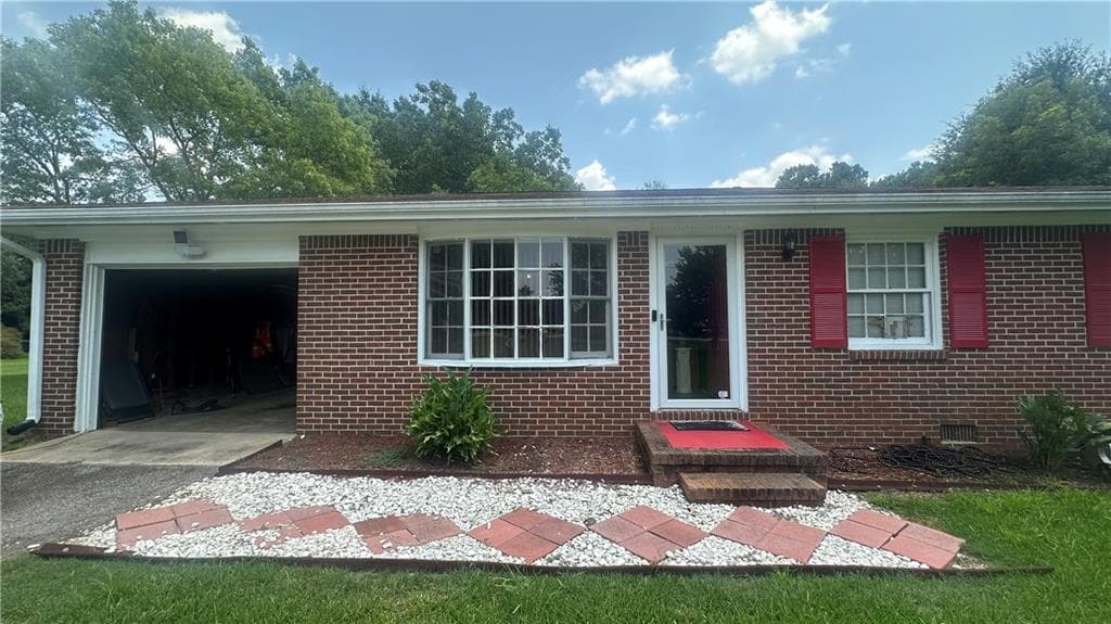 3 bedroom, 2 bathroom, 1,000 sq ft single family residence for sale at 2323 Locust Grove Road, Griffin, GA 30223 — photo 1 of 36