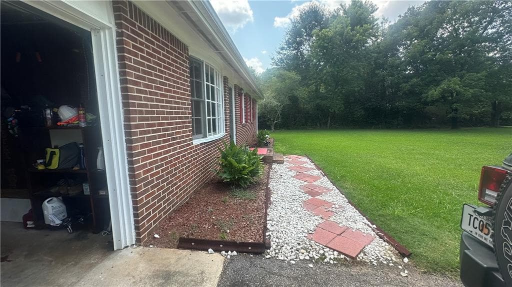 3 bedroom, 2 bathroom, 1,000 sq ft single family residence for sale at 2323 Locust Grove Road, Griffin, GA 30223 — photo 3