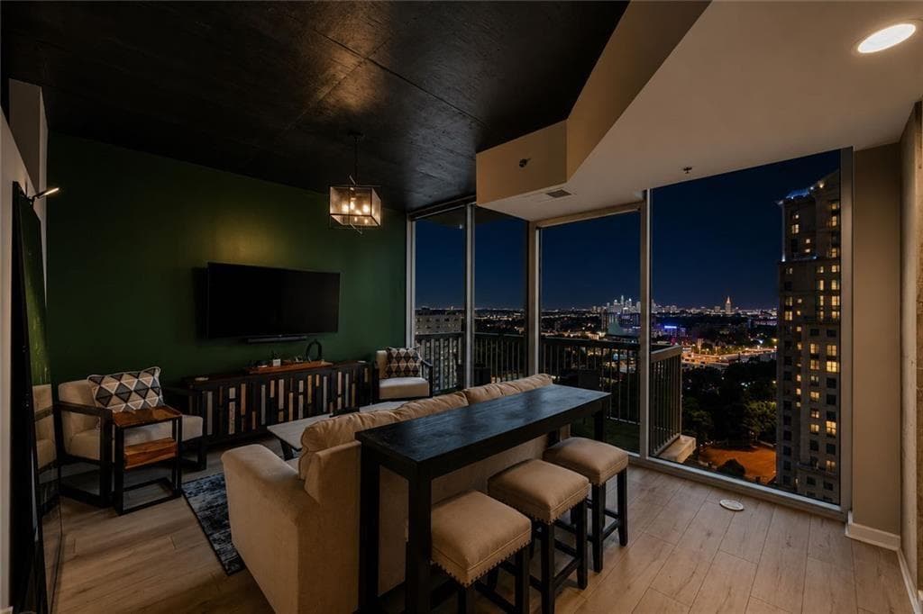 1 bedroom, 1 bathroom, 620 sq ft condominium for sale at 3324 Peachtree Road 1616, Atlanta, GA 30326 — photo 2