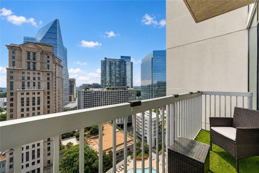 1 bedroom, 1 bathroom, 620 sq ft condominium for sale at 3324 Peachtree Road 1616, Atlanta, GA 30326 — photo 4