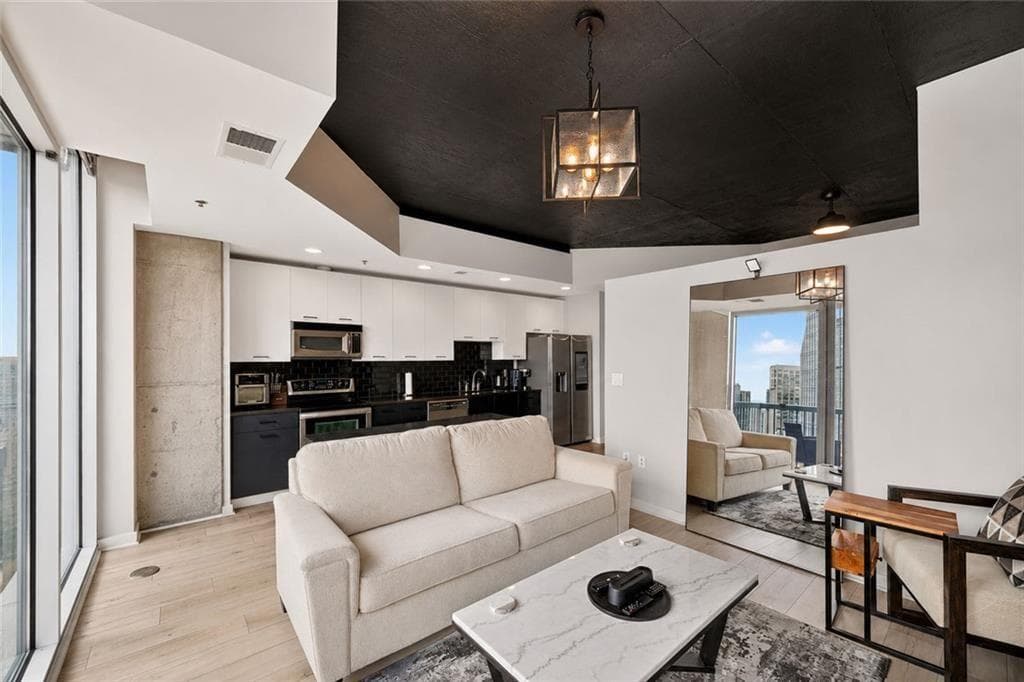 1 bedroom, 1 bathroom, 620 sq ft condominium for sale at 3324 Peachtree Road 1616, Atlanta, GA 30326 — photo 6