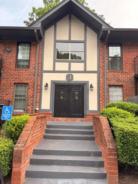 2 bedroom, 2 bathroom, 1,206 sq ft condominium sold at 6851 Roswell Road J2, Sandy Springs, GA 30328