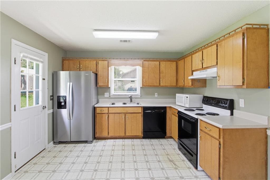 3 bedroom, 2 bathroom, 1,242 sq ft single family residence for sale at 52 Echota Road, Cartersville, GA 30121 — photo 2