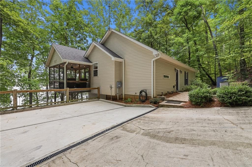 3 bedroom, 3 bathroom, 2,000 sq ft single family residence under contract at 136 Highland Court, Martin, GA 30557 — photo 4