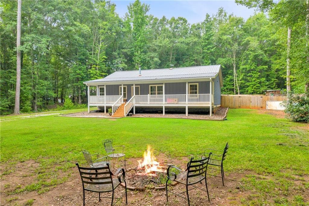 3 bedroom, 2 bathroom, 1,666 sq ft single family residence under contract at 1557 Davis Ford Road, Covington, GA 30014 — photo 2
