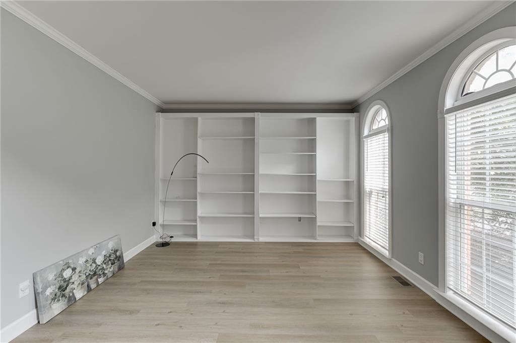 7 bedroom, 5 bathroom, 5,152 sq ft single family residence for sale at 1620 Alvecote Court, Cumming, GA 30041 — photo 5