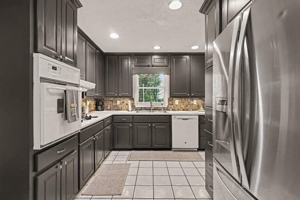 3 bedroom, 2 bathroom, 1,859 sq ft single family residence under contract at 464 Horseshoe Circle, Lilburn, GA 30047 — photo 4