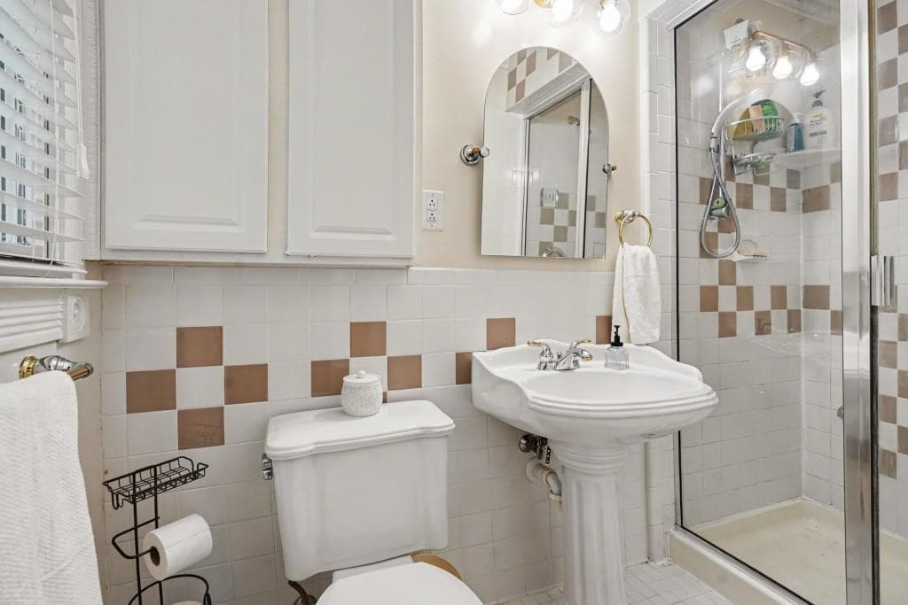 3 bedroom, 2 bathroom, 1,859 sq ft single family residence under contract at 464 Horseshoe Circle, Lilburn, GA 30047 — photo 6