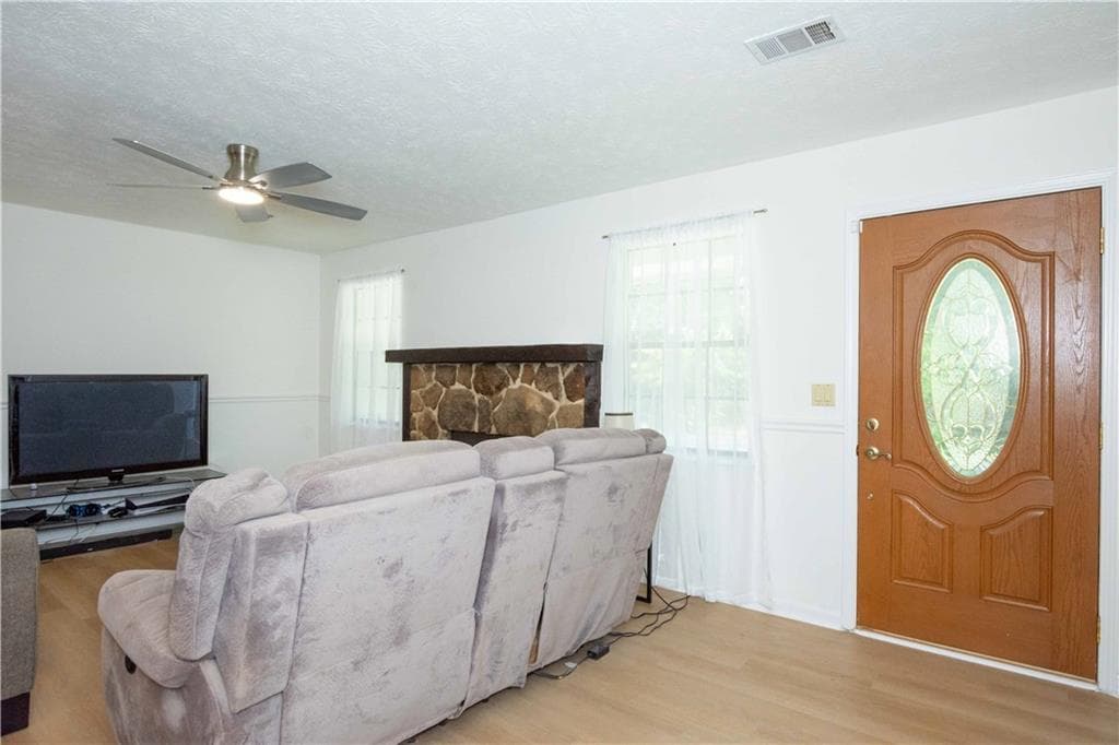 4 bedroom, 3 bathroom, 1,809 sq ft single family residence under contract at 5003 Abbey Lane, Lilburn, GA 30047 — photo 7
