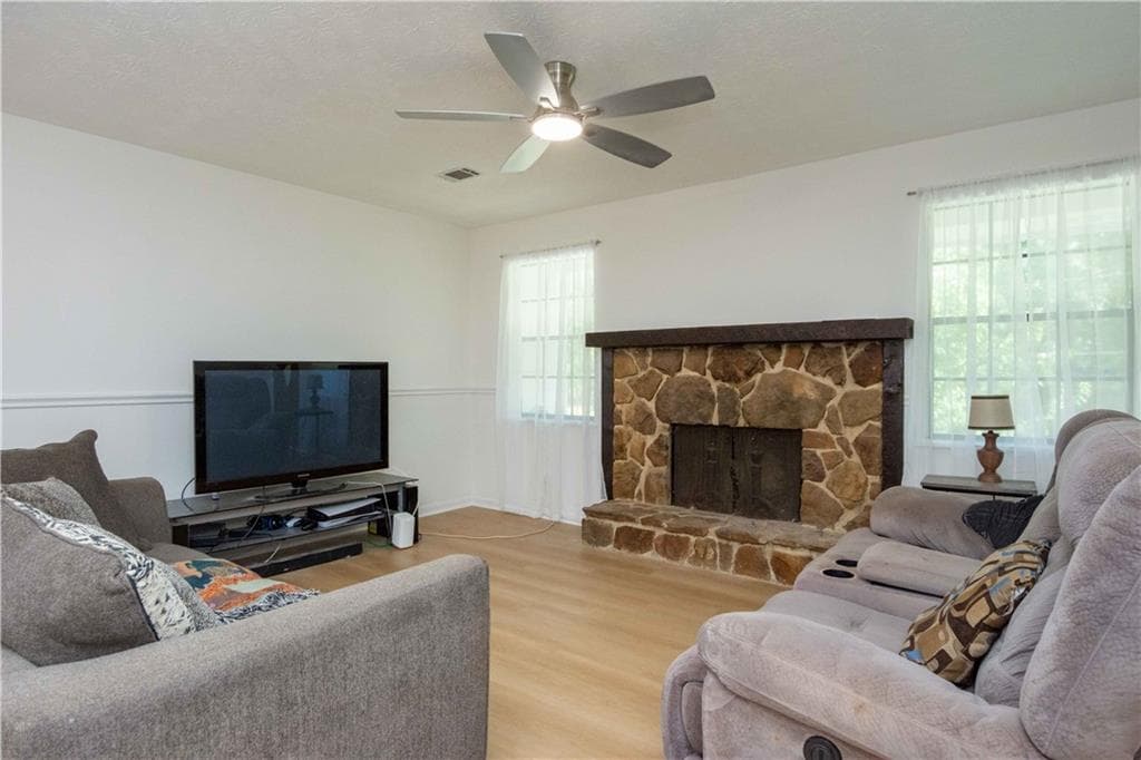 4 bedroom, 3 bathroom, 1,809 sq ft single family residence under contract at 5003 Abbey Lane, Lilburn, GA 30047 — photo 6