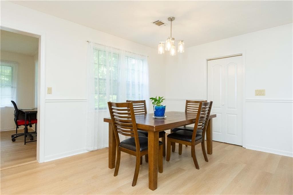 4 bedroom, 3 bathroom, 1,809 sq ft single family residence under contract at 5003 Abbey Lane, Lilburn, GA 30047 — photo 10