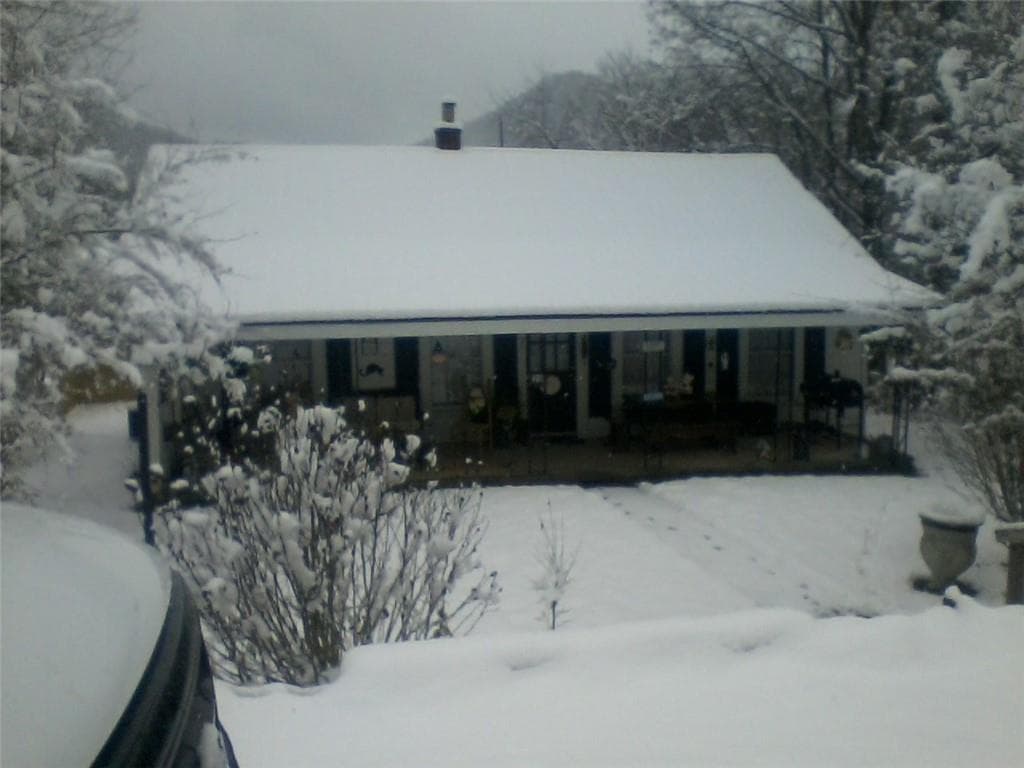 3 bedroom, 1 bathroom, 864 sq ft single family residence for sale at 20 S Scruggs Street, Mountain City, GA 30562 — photo 3
