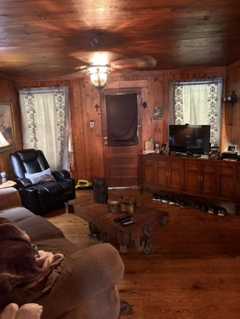 3 bedroom, 1 bathroom, 864 sq ft single family residence for sale at 20 S Scruggs Street, Mountain City, GA 30562 — photo 9