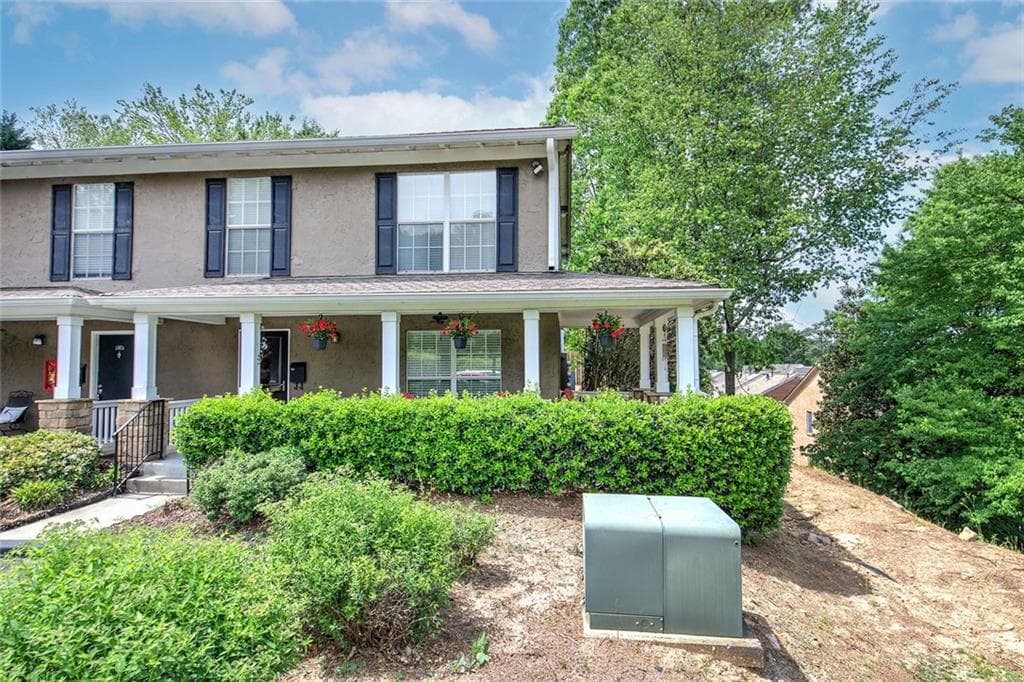 3 bedroom, 3 bathroom, 1,311 sq ft townhouse for sale at 3200 Seven Pines Court 108, Atlanta, GA 30339 — photo 2