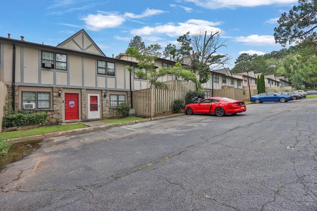 2 bedroom, 2 bathroom, 1,200 sq ft condominium under contract at 1151 Rankin Street 2A, Stone Mountain, GA 30083 — photo 2