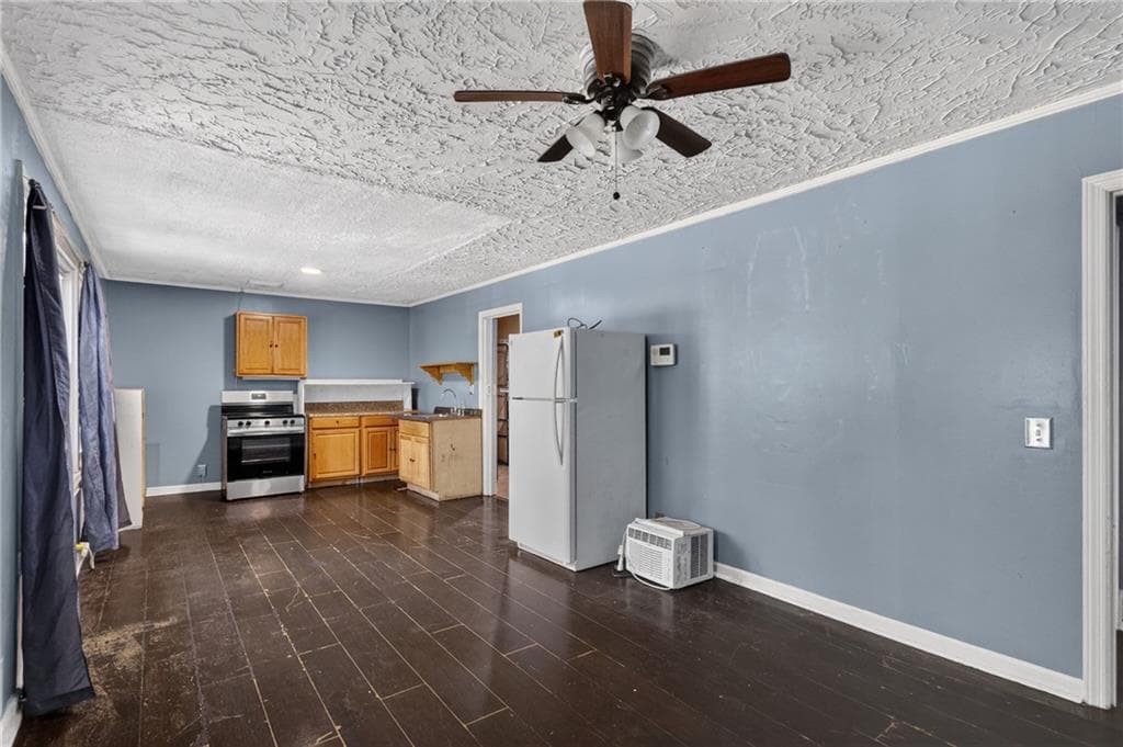 5 bedroom, 2 bathroom, 1,296 sq ft single family residence under contract at 2321 Pine Circle Drive, Gainesville, GA 30504 — photo 4