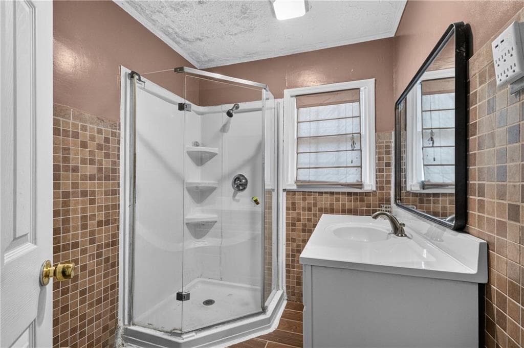 5 bedroom, 2 bathroom, 1,296 sq ft single family residence under contract at 2321 Pine Circle Drive, Gainesville, GA 30504 — photo 6