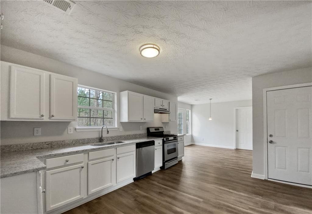 3 bedroom, 3 bathroom, 2,043 sq ft single family residence for sale at 140 Barrington Parkway, Stockbridge, GA 30281 — photo 7