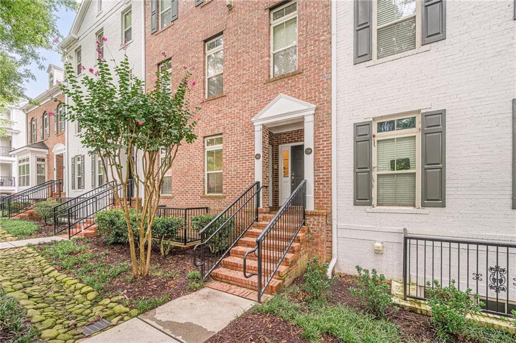 2 bedroom, 2 bathroom, 1,160 sq ft condominium for sale at 240 Le Gran Bend 65, Sandy Springs, GA 30328 — photo 2