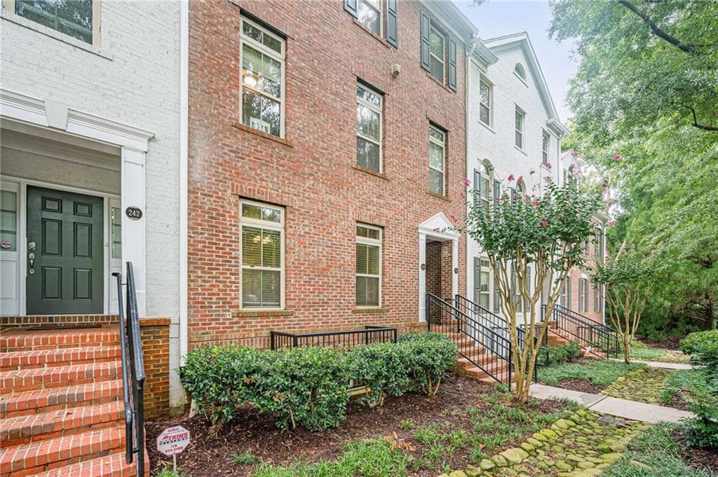 2 bedroom, 2 bathroom, 1,160 sq ft condominium for sale at 240 Le Gran Bend 65, Sandy Springs, GA 30328 — photo 3
