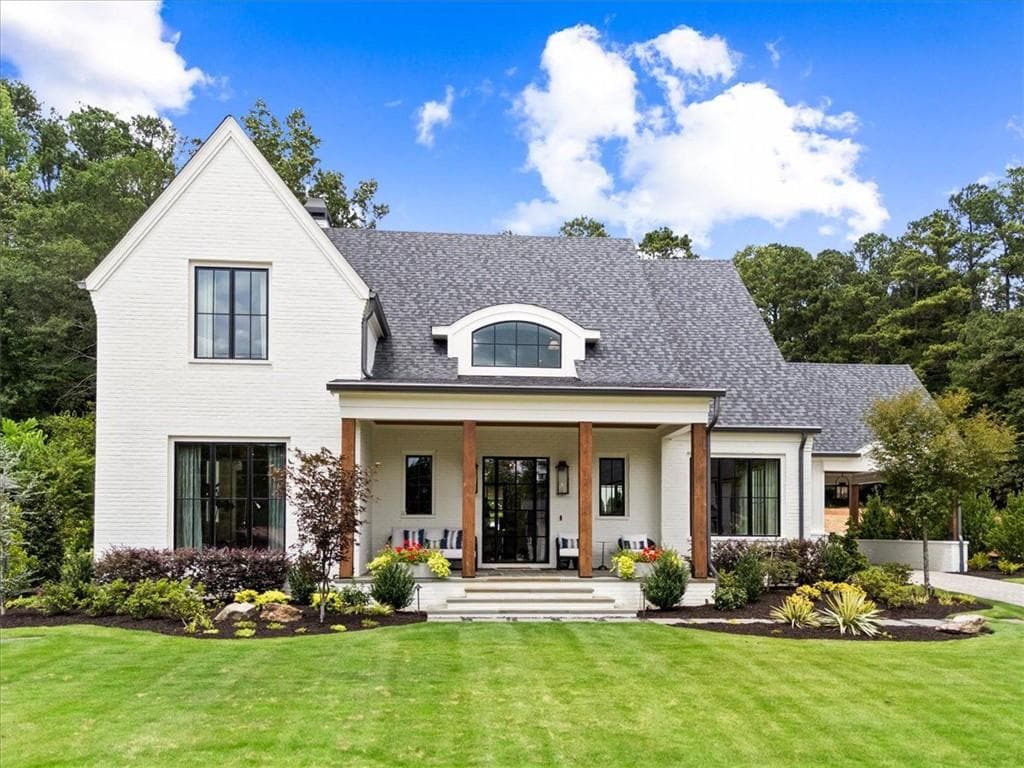 5 bedroom, 5 bathroom, 4,782 sq ft single family residence under contract at 205 Thomas Circle, Roswell, GA 30075 — photo 3