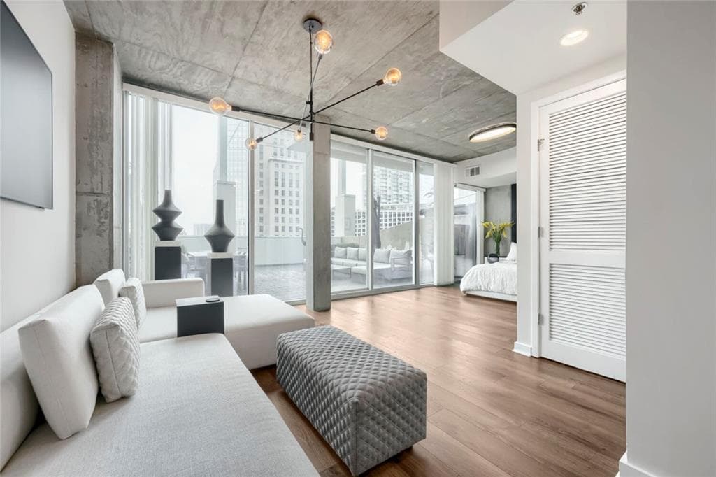 1 bedroom, 1 bathroom, 764 sq ft condominium for sale at 3324 Peachtree Road 810, Atlanta, GA 30326 — photo 7