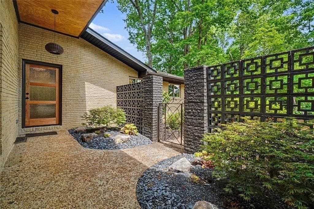 4 bedroom, 3 bathroom, 2,000 sq ft single family residence for sale at 2700 Hawaii Court, Decatur, GA 30033 — photo 7