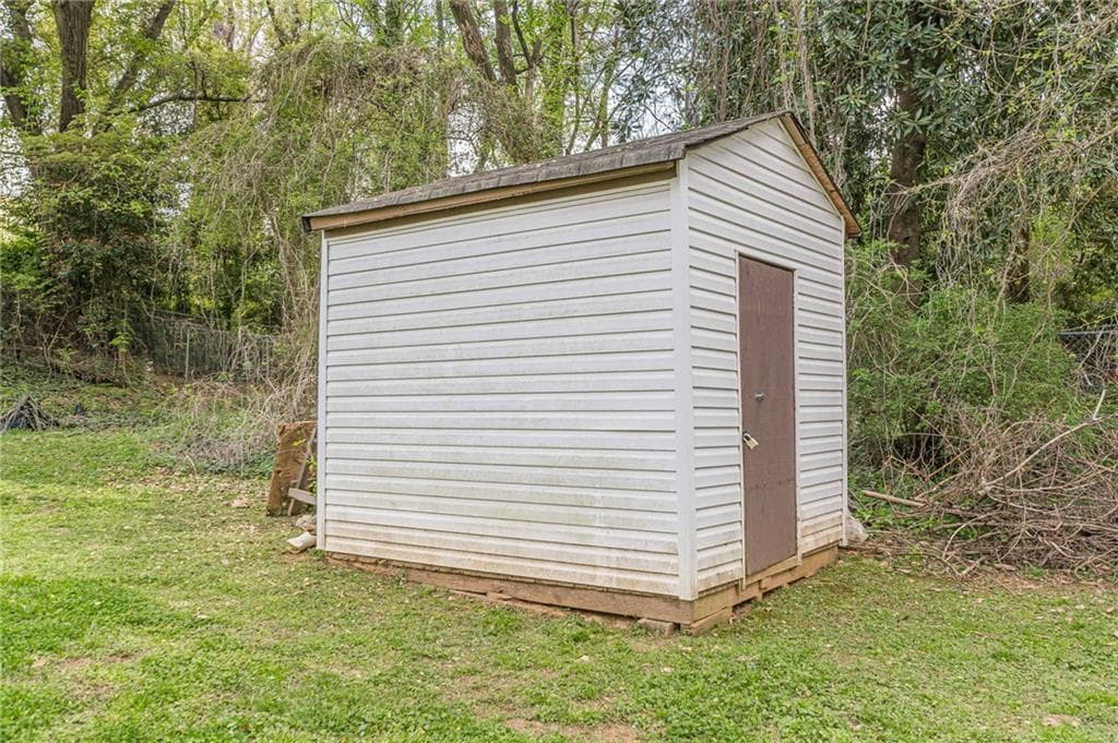 3 bedroom, 2 bathroom, 1,356 sq ft single family residence for sale at 3182 Lake Avenue, Hapeville, GA 30354 — photo 7