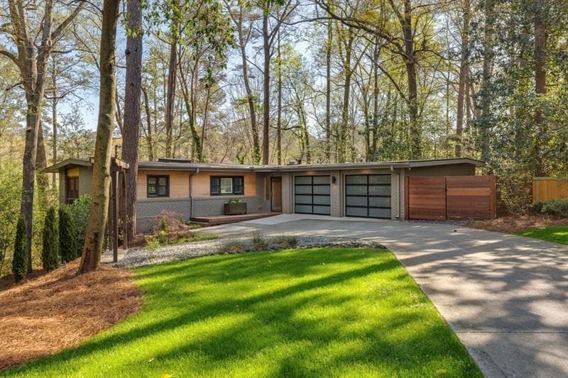 4 bedroom, 3 bathroom, 1,800 sq ft single family residence for rent at 1921 Walthall Drive, Atlanta, GA 30318 for $6,100 a month — photo 3