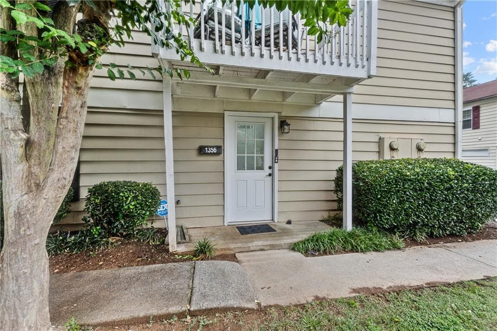 2 bedroom, 1 bathroom, 882 sq ft condominium for sale at 1356 Old Coach Road, Marietta, GA 30008 — photo 2