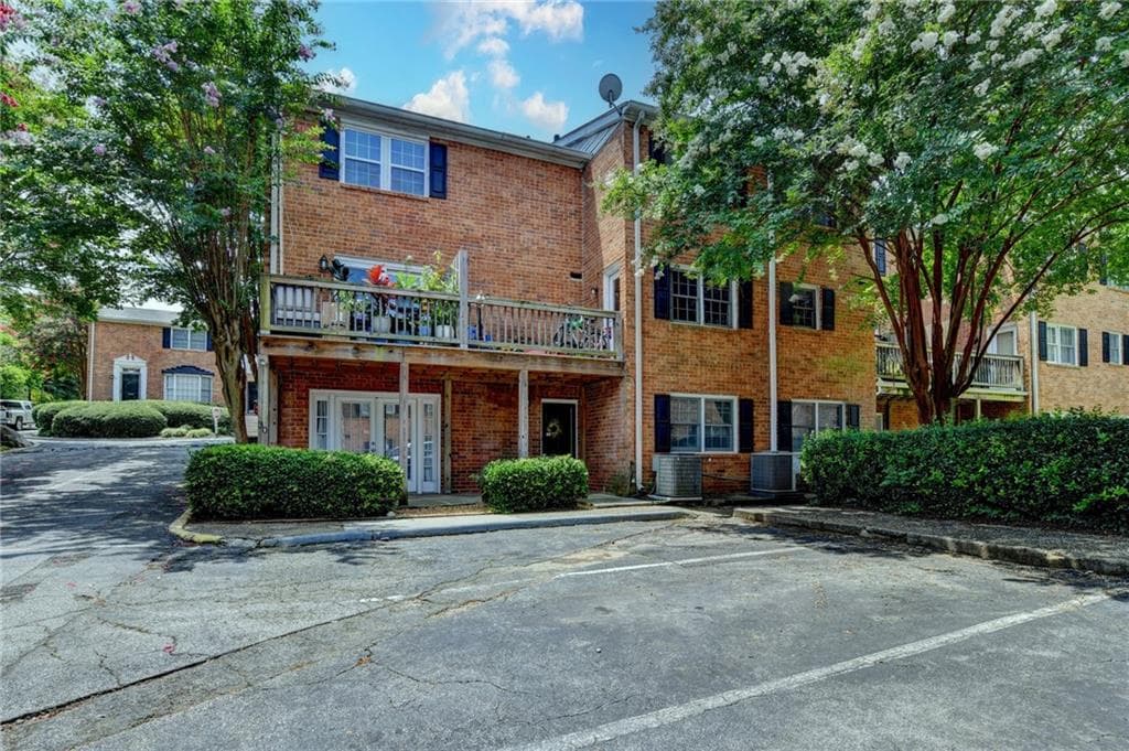 2 bedroom, 2 bathroom, 1,392 sq ft townhouse for sale at 6520 Roswell Road 30, Sandy Springs, GA 30328 — photo 6