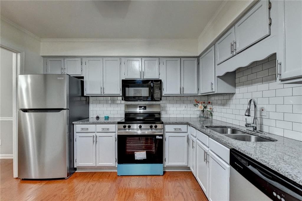 2 bedroom, 2 bathroom, 1,392 sq ft townhouse for sale at 6520 Roswell Road 30, Sandy Springs, GA 30328 — photo 2