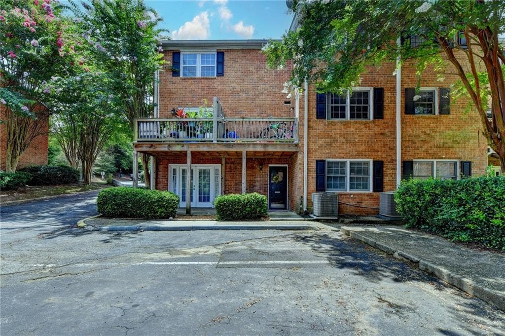 2 bedroom, 2 bathroom, 1,392 sq ft townhouse for sale at 6520 Roswell Road 30, Sandy Springs, GA 30328 — photo 7