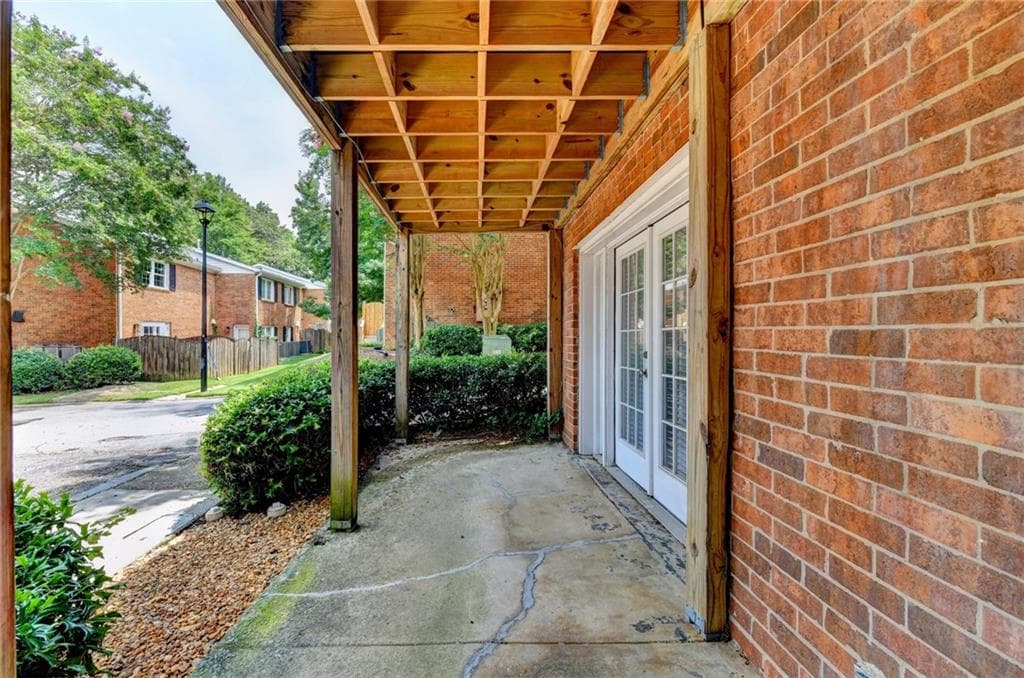 2 bedroom, 2 bathroom, 1,392 sq ft townhouse for sale at 6520 Roswell Road 30, Sandy Springs, GA 30328 — photo 10