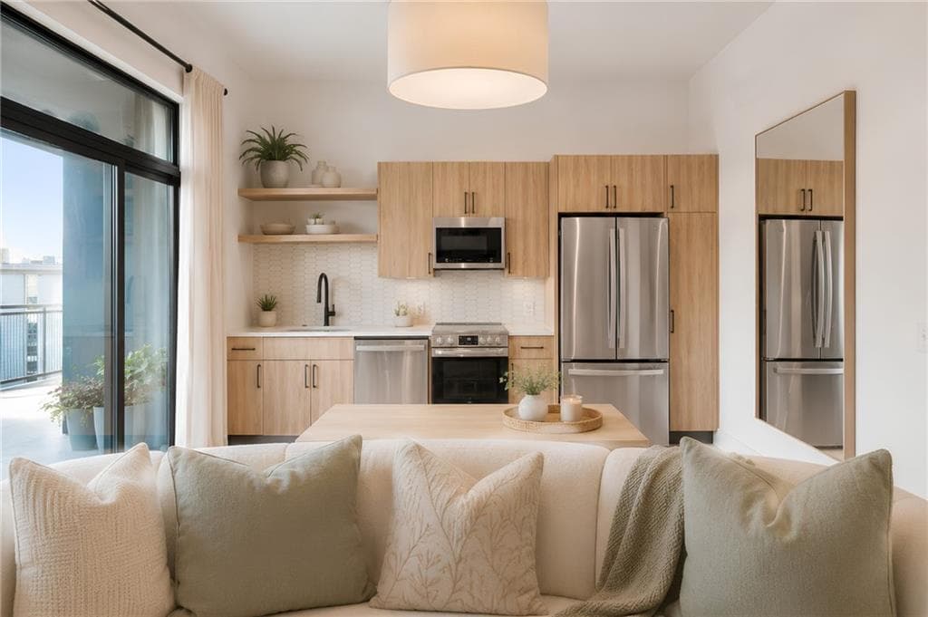 1 bedroom, 1 bathroom, 630 sq ft condominium for sale at 567 Ponce De Leon Avenue 319, Atlanta, GA 30308 — photo 4